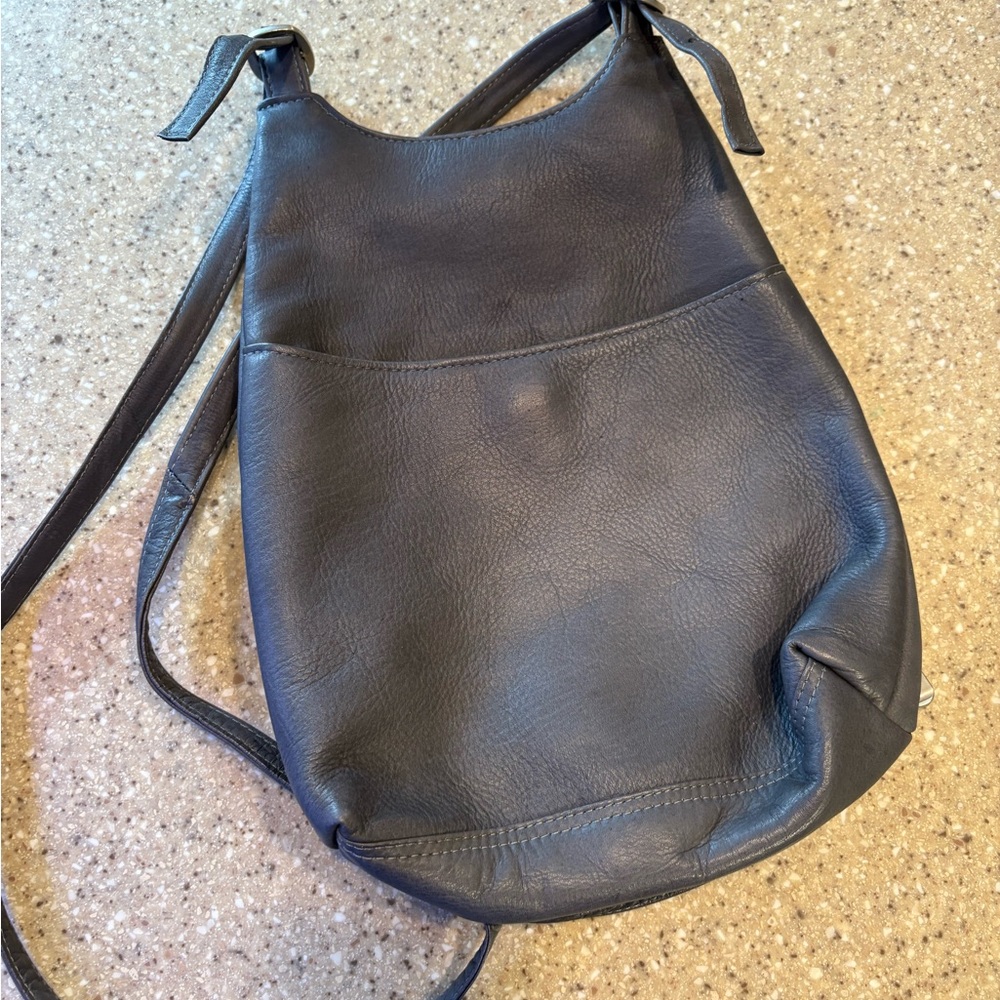 Classic Black Leather Shoulder Bag - Timeless Everyday Carry